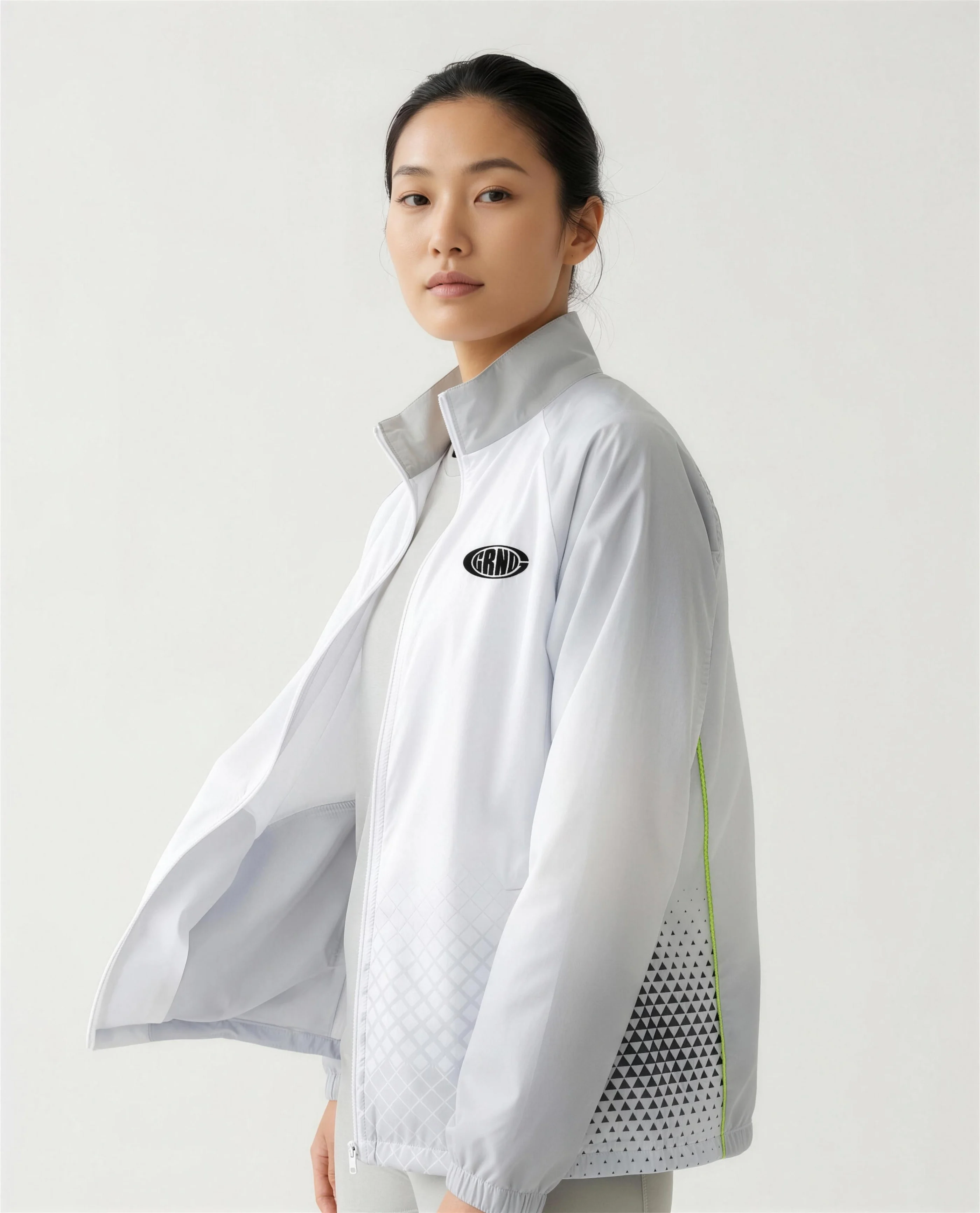 화이트 하프톤 풀집업 바람막이 착용 화보